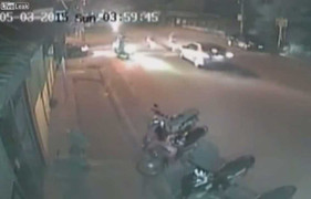 Né cú đá song phi, chàng trai bị xe tông thảm khốc