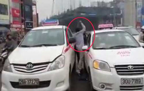 Clip: Tài xế taxi bỏ mặc khách, lao xuống xe đánh nhau giữa phố