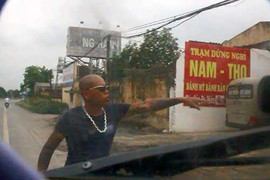 'Đầu gấu' lao ra Quốc lộ 1 ép xe khách vào trạm nghỉ