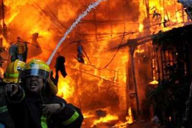 Cháy dữ dội ở kho hoá chất, nhiều cảnh sát bị thương