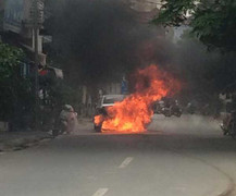 Ô tô bốc cháy giữa phố Hà Nội, tài xế đạp cửa thoát thân