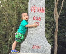 Bé trai 2 tuổi bỗng nhiên ôm chặt cột mốc biên giới Việt-Trung