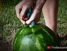 Điều gì xảy ra khi đổ nhôm lỏng vào quả dưa hấu?