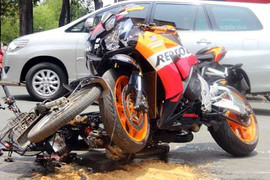 Môtô 1.000 phân khối tông xe máy vỡ nát, hai người nguy kịch