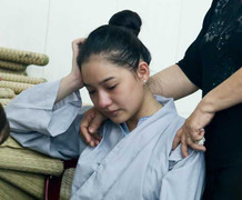 Mẹ và vợ Duy Nhân khóc ngất trong đám tang