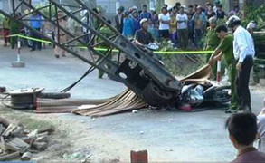Clip: Sập cần cẩu đè chết 3 mẹ con ở Đồng Tháp