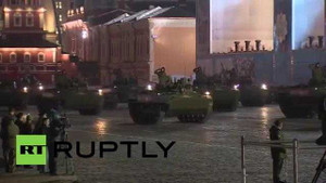 Video: Dàn xe tăng tối tân của Nga diễu hành ở Mátxcơva