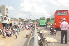 Hai xe khách tranh nhau vượt tông chết bốn người