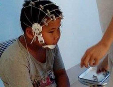 Nghi án bé 9 tuổi bị bạo hành: Mẹ kế nói không, hàng xóm nói có