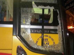 Côn đồ chặn xe khách, chém tài xế tới tấp trong đêm