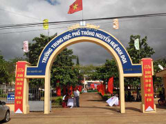 Nhóm côn đồ chém dã man nam sinh trước cổng trường