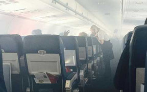 Khói phủ khoang khách, máy bay Mỹ hạ cánh khẩn cấp