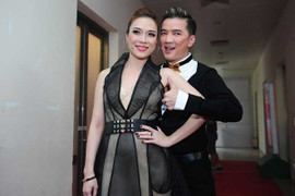 Đàm Vĩnh Hưng tình tứ Mỹ Tâm sau cánh gà sân khấu