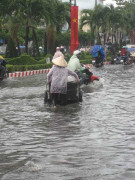 Mưa lớn, dân Trà Vinh bì bõm đẩy xe trong 'biển' nước