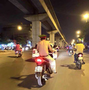 Người đàn ông cởi trần, đội mũ công an 'diễu' phố Hà Nội