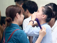 Không cầm được nước mắt khi nhìn vợ Duy Nhân trong tang lễ chồng