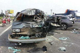 Xe 7 chỗ đối đầu xe biển xanh, 4 giáo viên nhập viện cấp cứu