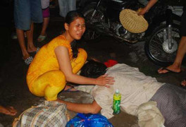 Nạn nhân nằm bất động dưới mưa, 2 tiếng sau xe cấp cứu mới đến