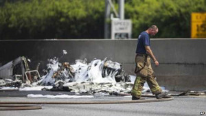 Máy bay lao xuống đường cao tốc, 4 người thiệt mạng