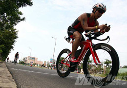 Hơn 1.000 vận động viên tranh tài gay cấn tại Ironman 70.3