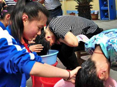 Xúc động hình ảnh học sinh tiểu học gội đầu cho mẹ