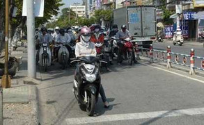 Clip: Kiểu giao thông oái oăm ngày nắng ở TP.HCM