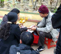 Quái gở vùng đất ra ngõ gặp… 'thánh sống'