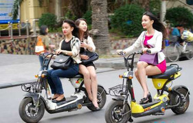 Nỗi ám ảnh từ những cú tạt đầu ô tô kinh hoàng của xe đạp điện