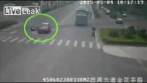 Clip: Cố tình lao đầu vào ôtô đang chạy để tống tiền