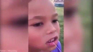 Clip: Ông bố nhổ răng cho con bằng cách ném lao