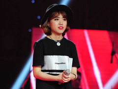 Giọng hát Việt: Phần trình diễn khiến cả bốn giám khảo xúc động