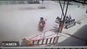 Clip: Khoảnh khắc mẹ đỡ con để thang đổ vào lưng mình