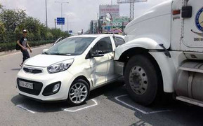 TP.HCM: Ô tô bốn chỗ bị container húc văng