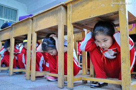 Học sinh tiểu học Trung Quốc đối phó thảm họa động đất