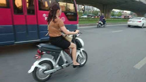 Nỗi ám ảnh xe đạp điện: Ngang nhiên đầu trần, lạng lách trước bốt CSGT