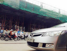 Lại rơi thanh sắt ở dự án đường sắt trên cao, một ô tô 'vạ lây'