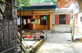 Bố cứa cổ con gái 4 tuổi giữa bữa cơm