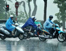 Đón không khí lạnh giữa hè, miền Bắc mưa dông tố lốc