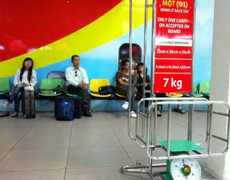 Bị yêu cầu nộp phạt, nữ hành khách tát nhân viên hàng không lặn mất tăm