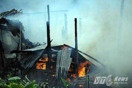 Hà Nội: Đang cháy lớn ở khu nhà tạm ven hồ Linh Quang