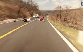 Trượt ván lao thẳng đầu ô tô, may mắn thoát chết