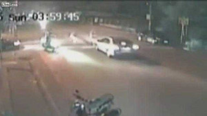 Clip: Hỗn chiến giữa phố bị ôtô húc văng