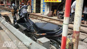 Va chạm với tàu hỏa, hai cô gái bị hất văng xuống đường