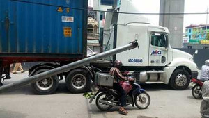 Xe container húc tung rào chắn công trình đường sắt trên cao