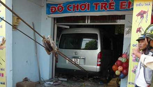 Ô tô đâm sập tường lao vào phòng ngủ nhà dân, một bé trai bị thương nặng