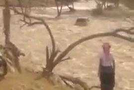 Clip: Ôtô thoát khỏi dòng lũ ngoạn mục