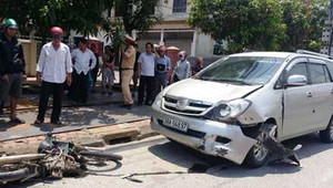 Gây tai nạn, tài xế bỏ chạy kéo lê xe nạn nhân toé lửa