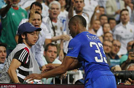 Evra phát điên vì trò bẩn của cậu bé nhặt bóng Real