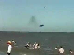 Máy bay rơi sát bờ biển, phi công may mắn thoát chết