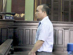 Hất tài xế taxi lên nắp capo, bị xử tội giết người